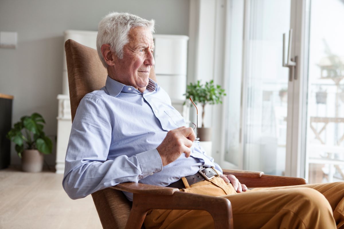 Fauteuil confort pour personne âgée : bien le choisir pour qu’il soit confortable
