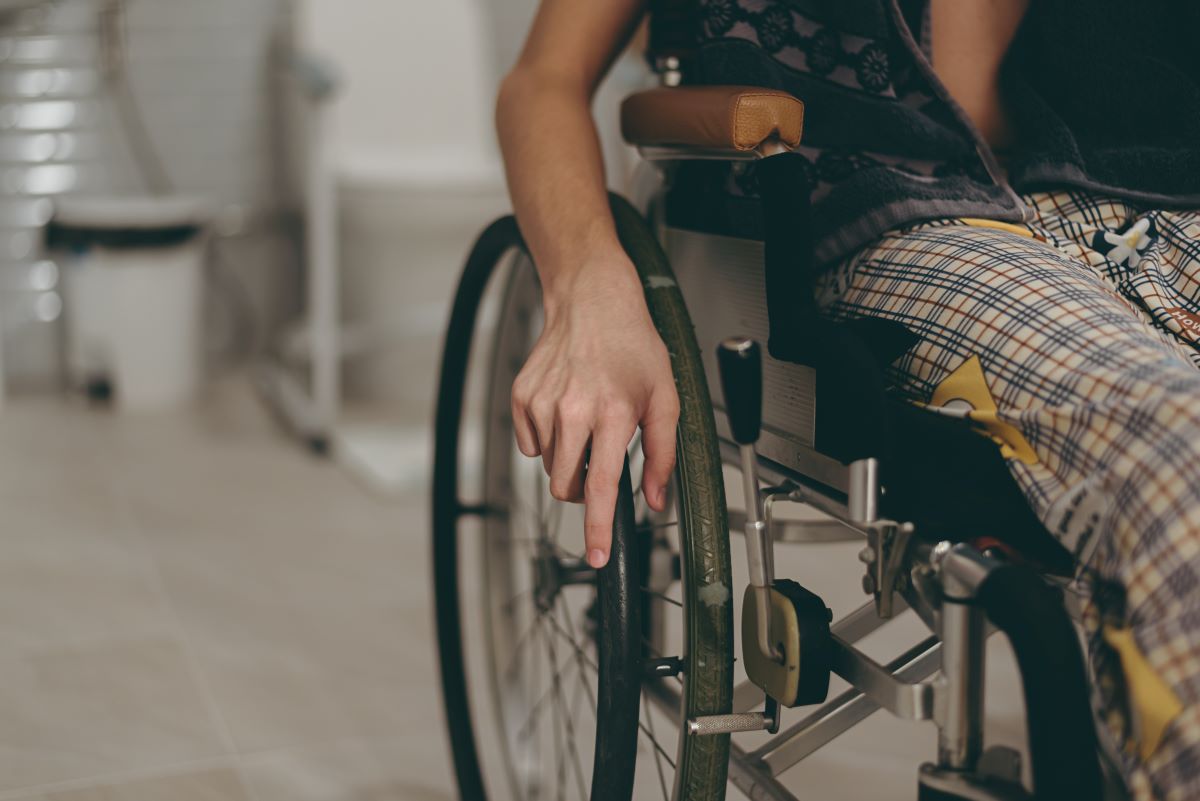 Fauteuil roulant avec pot toilette : pratique et confortable pour les personnes âgées