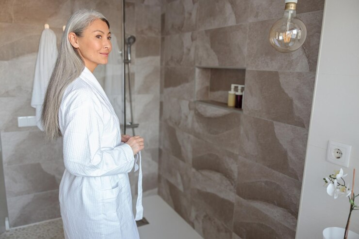 Installer une douche senior dans un logement en location : ce qu’il faut savoir