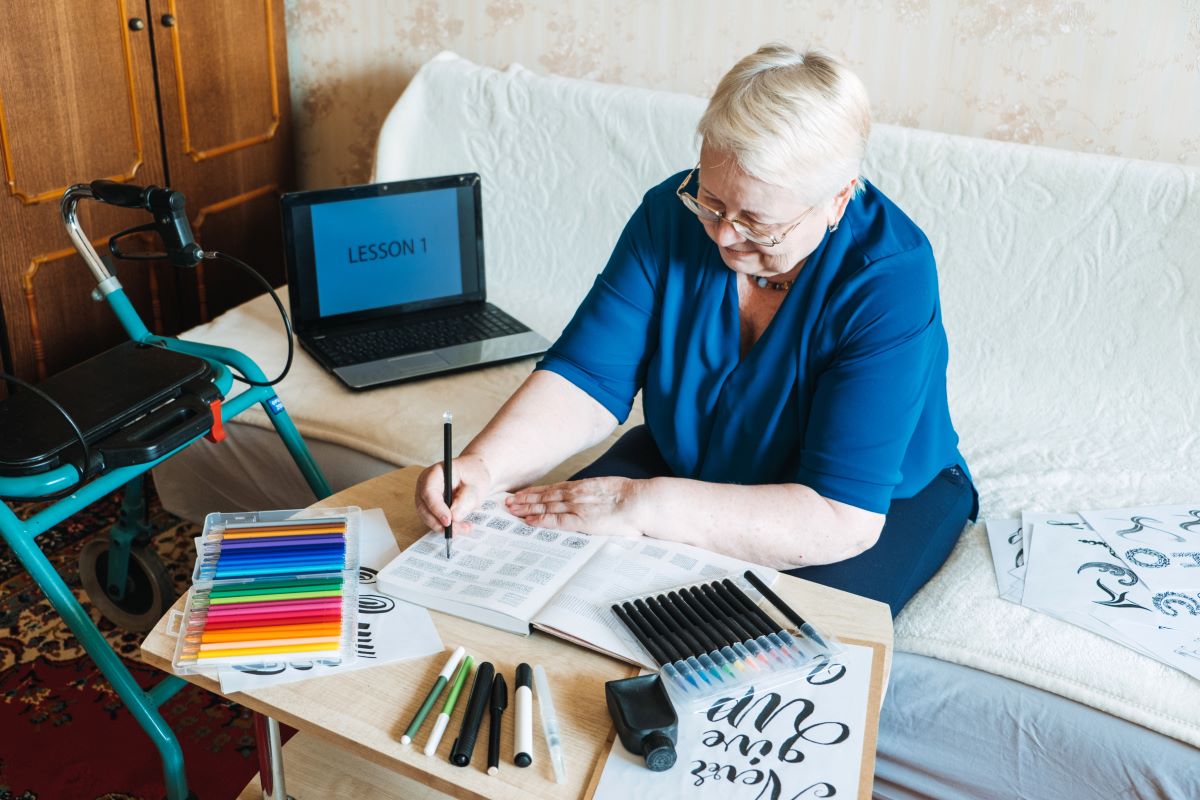 Loisirs créatifs pour personnes âgées : des activités pour stimuler la créativité et l’esprit