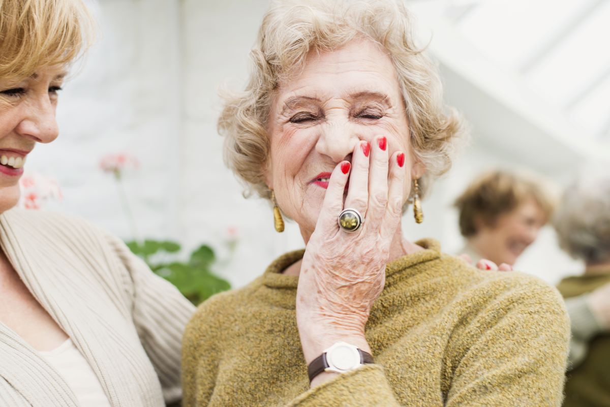 Maquillage pour femme de 90 ans : secrets pour sublimer les traits