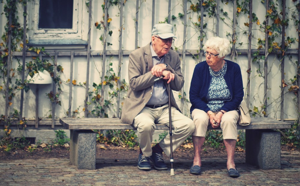 Vieux couple dans une maison de retraite