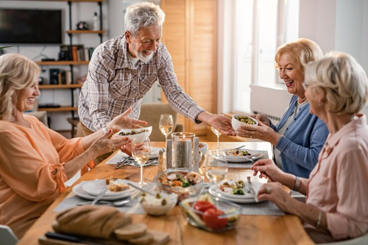 Aide au repas pour personnes âgées : comment faciliter le quotidien ?