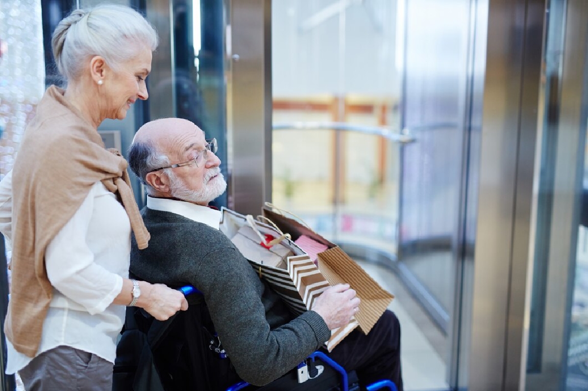 Ascenseur de maison : avantages, coûts pour améliorer l’accessibilité chez soi