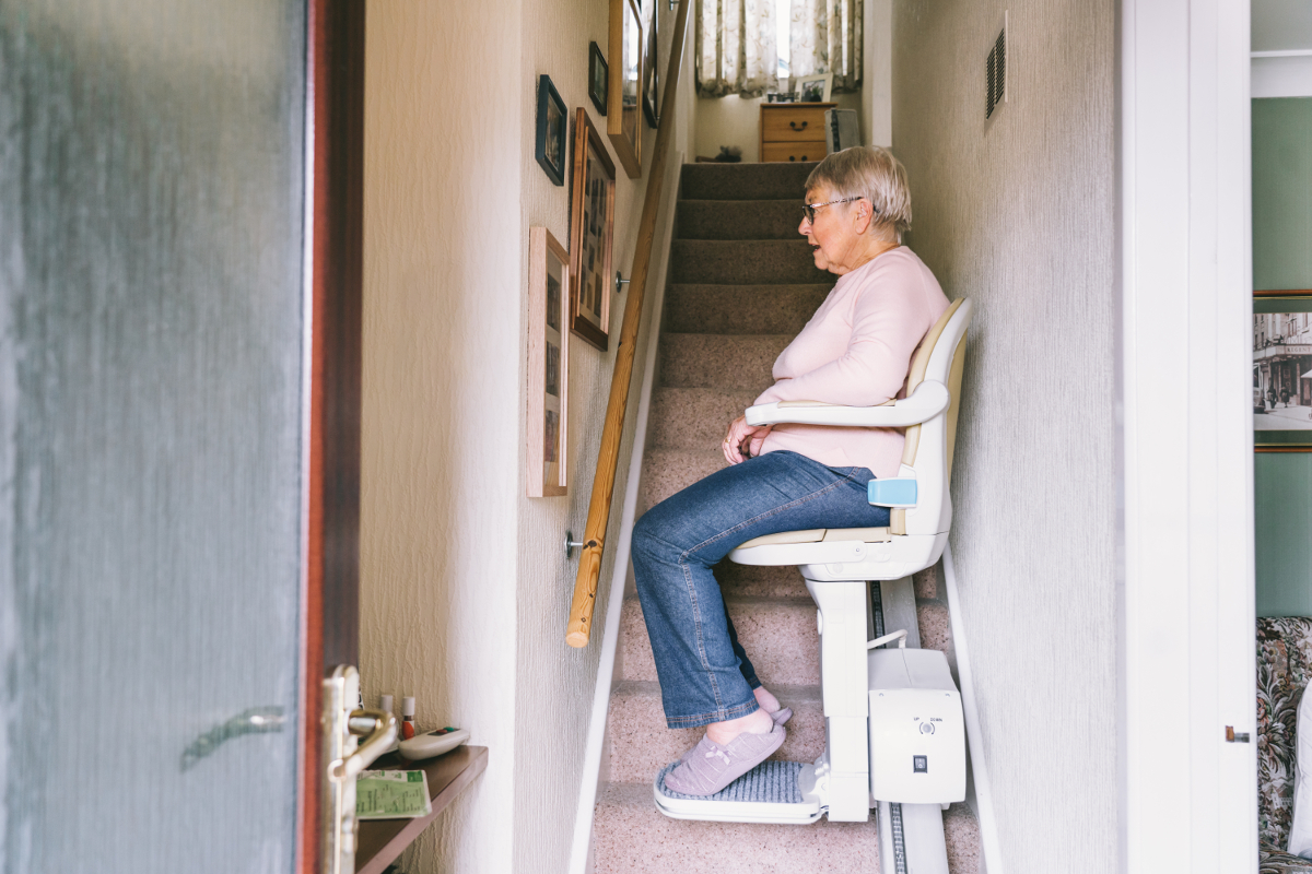 Installer un monte-escalier électrique : avantages, coûts