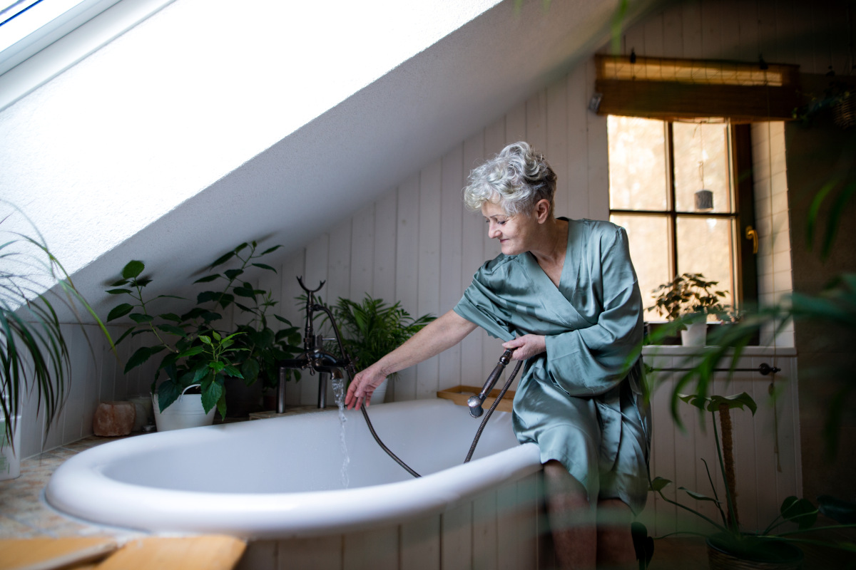 Choisir le bon siège de baignoire pour les seniors : les critères