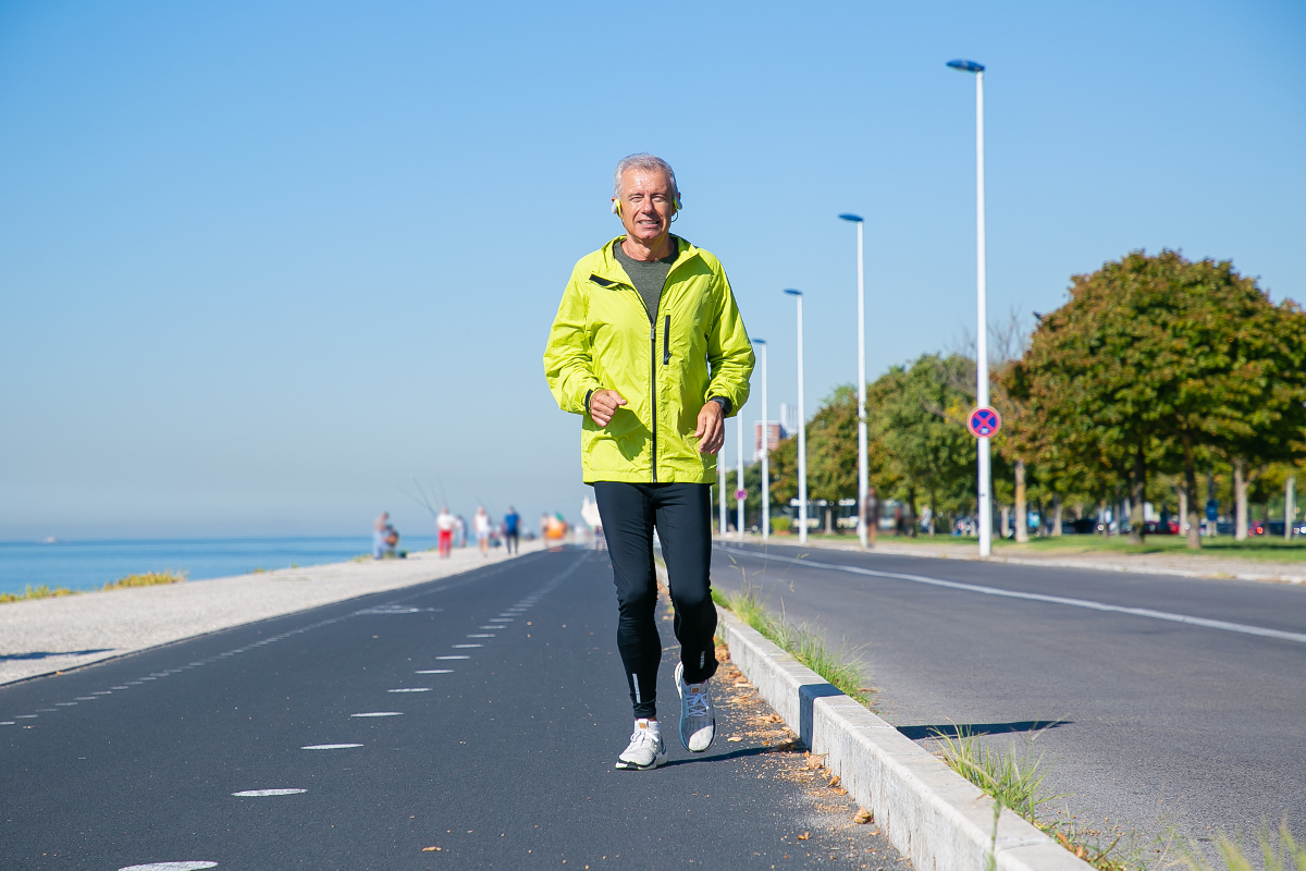 Marche active pour senior : une pratique bénéfique pour la santé des aînés