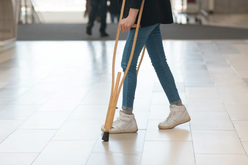 Conseils pratiques pour marcher avec des cannes anglaises les étapes