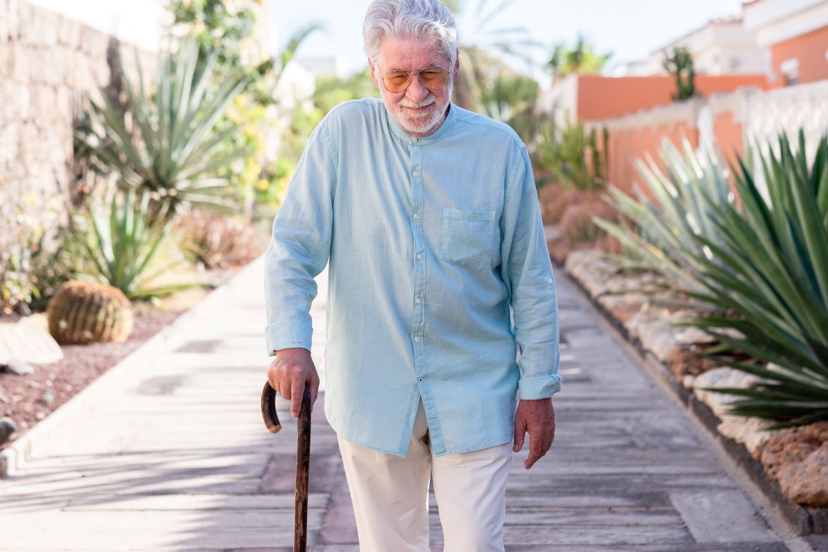 Les cannes de marche pour personnes âgées : choisir le modèle adapté à vos besoins
