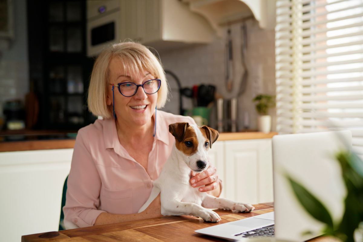 Races de chien pour les personnes âgées : petits chiens adaptés aux appartements