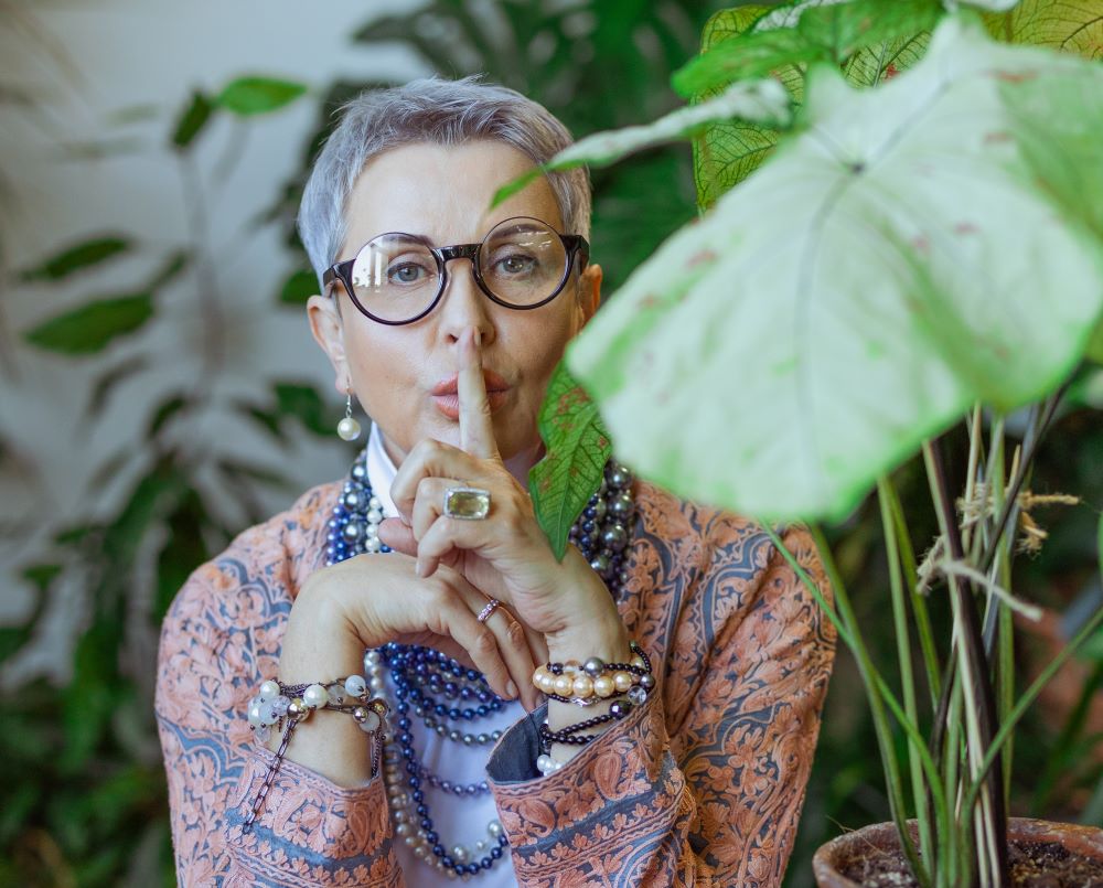 Coupe de cheveux : quelle coiffure pour une femme de 60 ans avec lunettes