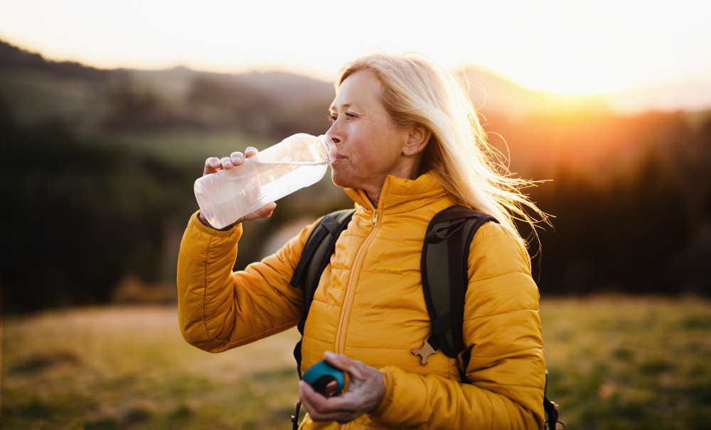 Astuces pour faire boire une personne âgée et éviter la déshydratation