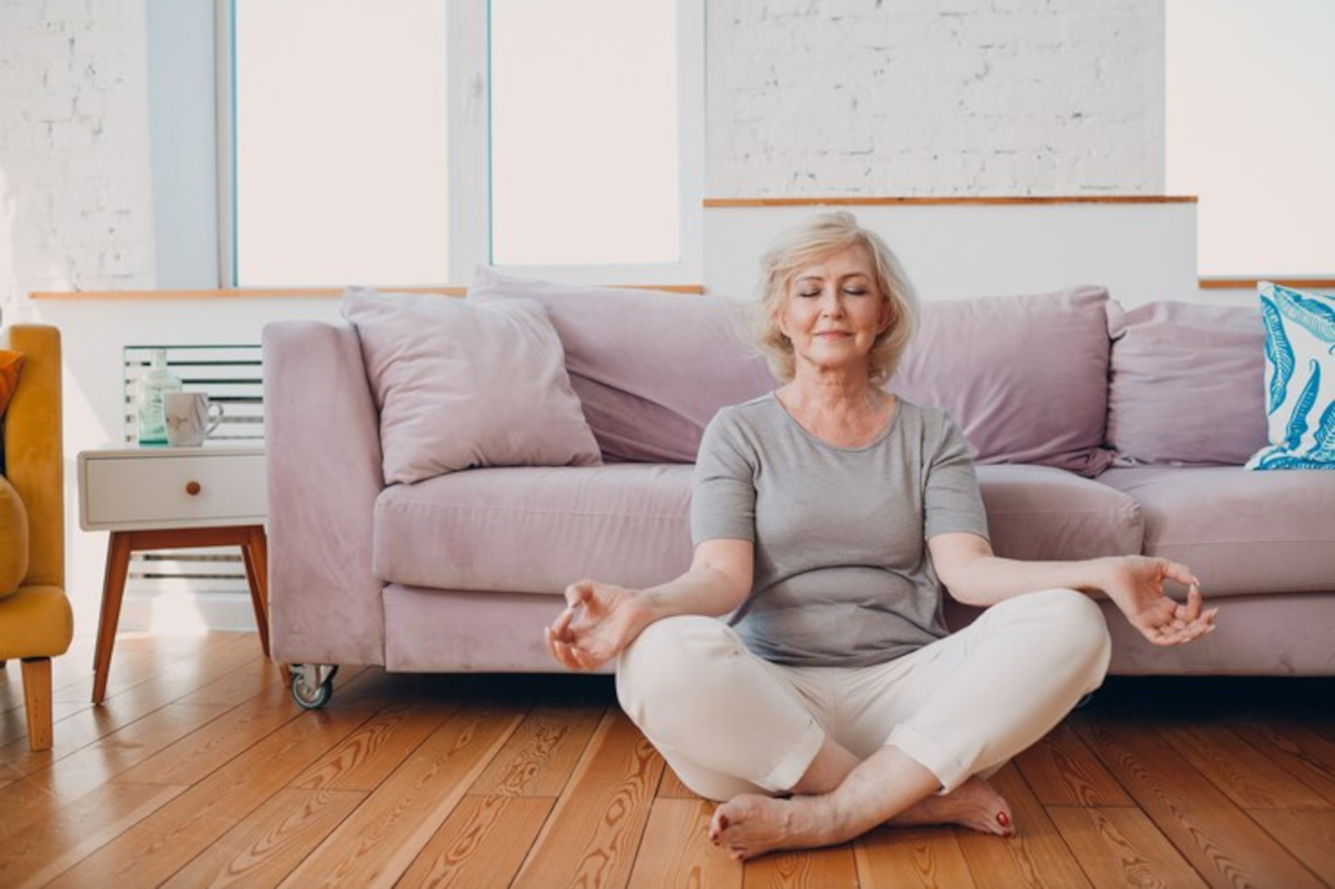 Yoga pour personnes âgées : exercices sur un canapé adaptés pour un corps en pleine santé
