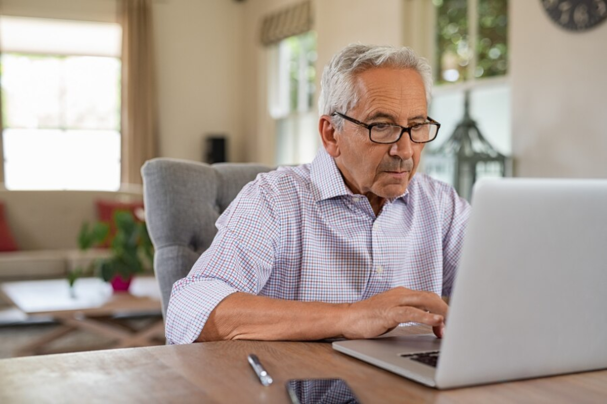 Ordinateur simple d’utilisation : sélection pour les seniors peu familiers de la technologie