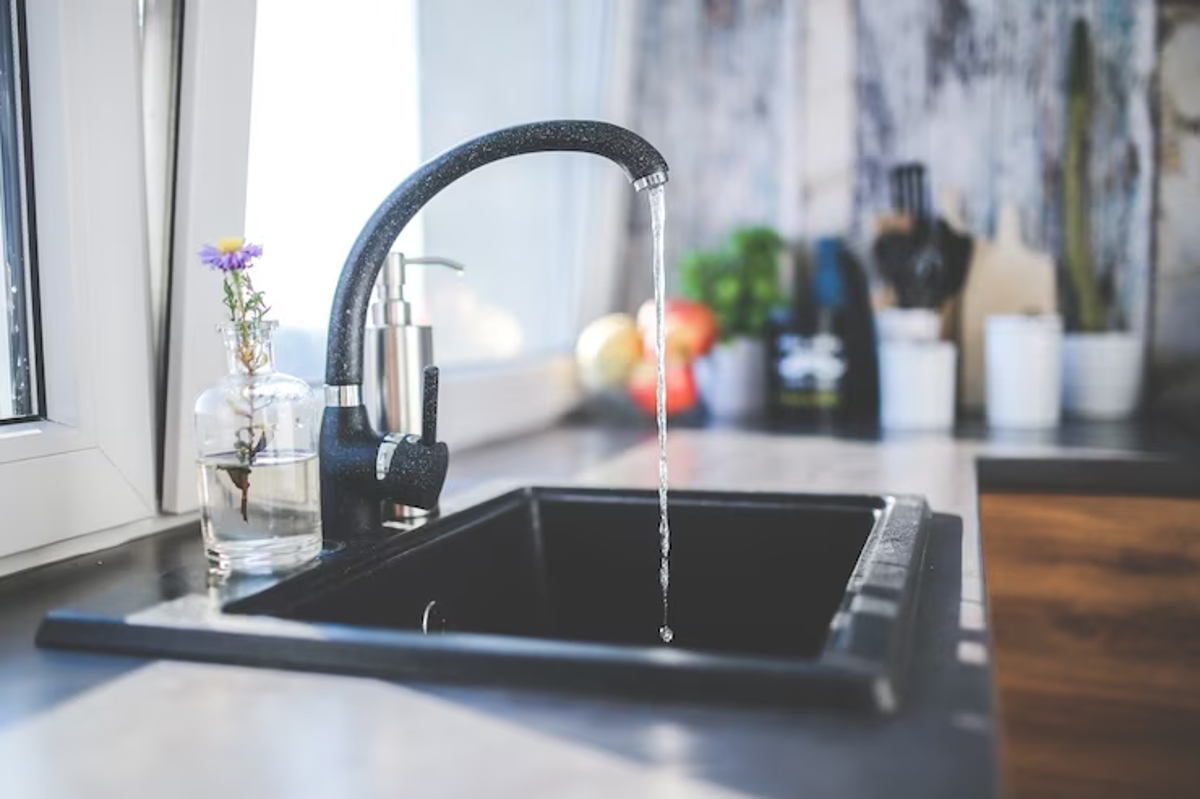 Comment filtrer l’eau chez soi : astuces et conseils pratiques