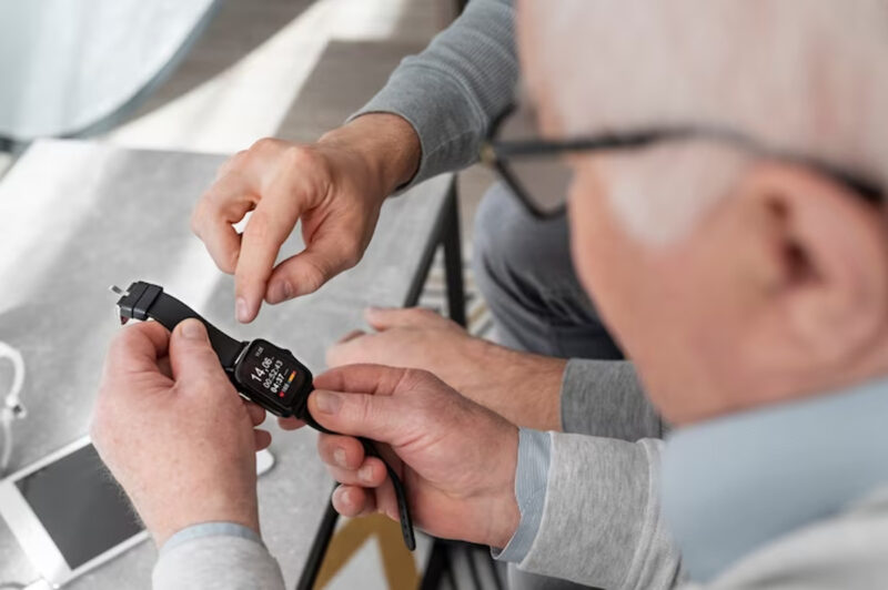 Téléassistance pour personnes âgées : comment ça marche