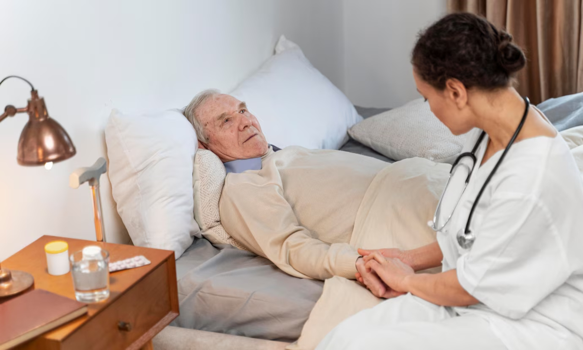 Devenir garde-malade de nuit : un métier valorisant et indispensable auprès des seniors