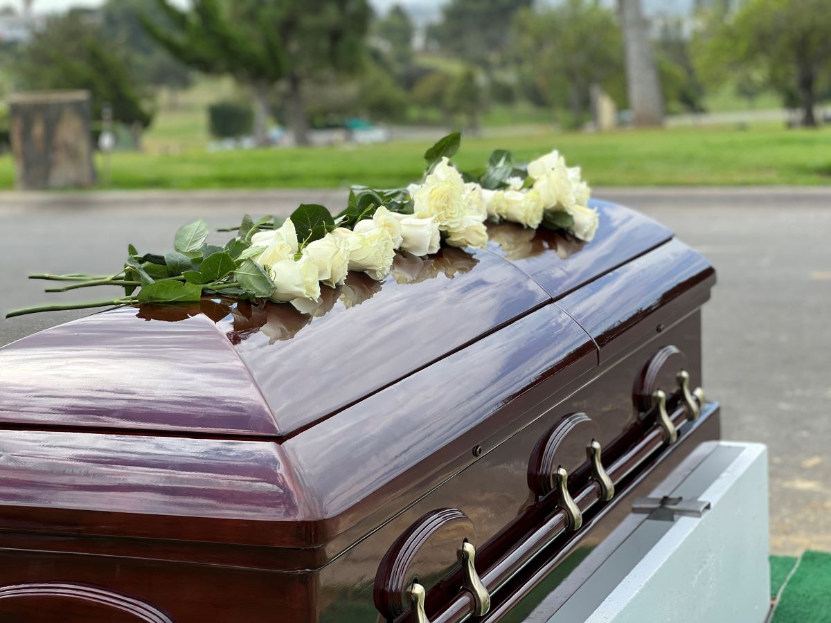 Comment rendre hommage avec une gerbe de fleurs pour un enterrement ?