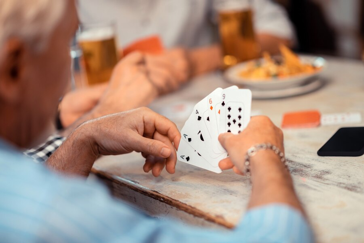 Roulette, poker, machines à sous : pourquoi ces jeux populaires font fureur chez les seniors