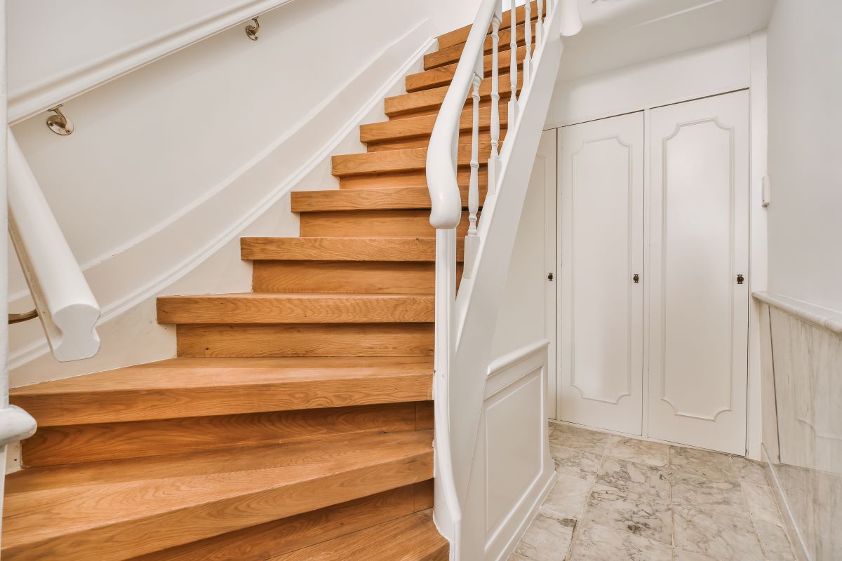 Quelle est la largeur minimale requise pour installer un monte-escalier ?