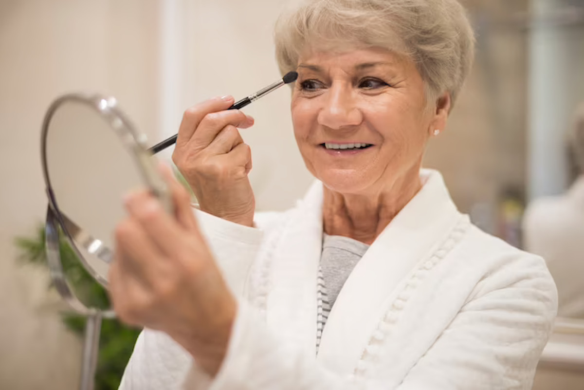 Comment se maquiller à 60 ans : les secrets pour un look élégant et naturel