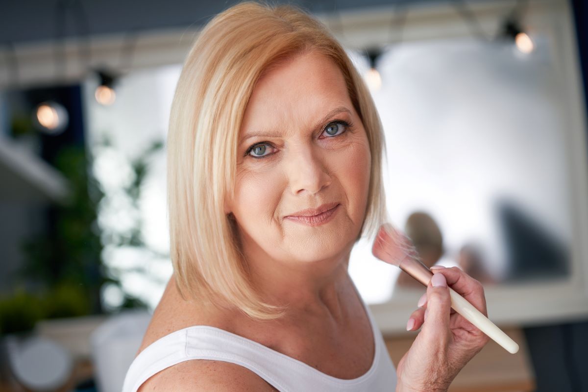 Comment se maquiller à 70 ans : conseils adaptés aux rides et à la peau mature
