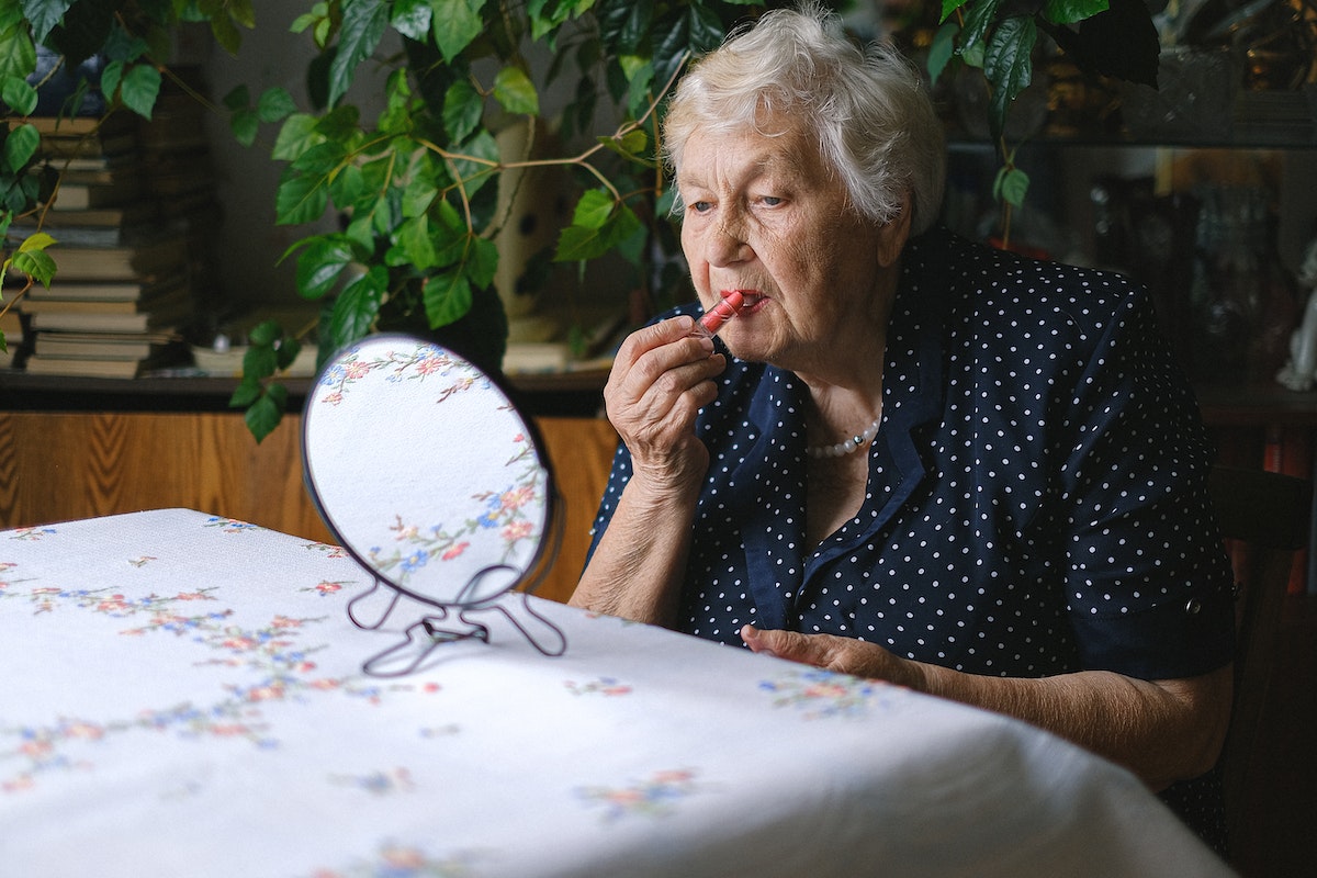 Comment se maquiller à 80 ans : indispensables pour un maquillage élégant et naturel