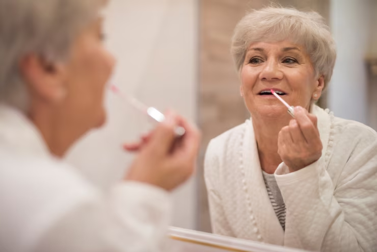 Comment se maquiller à 90 ans : secrets d’un maquillage léger pour sublimer les rides