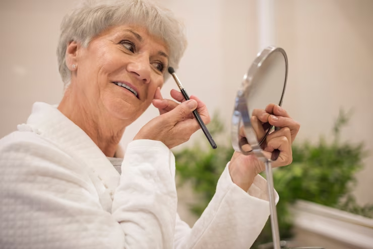 Maquillage pour femme de 70 ans : couleurs et les techniques pour les peaux matures