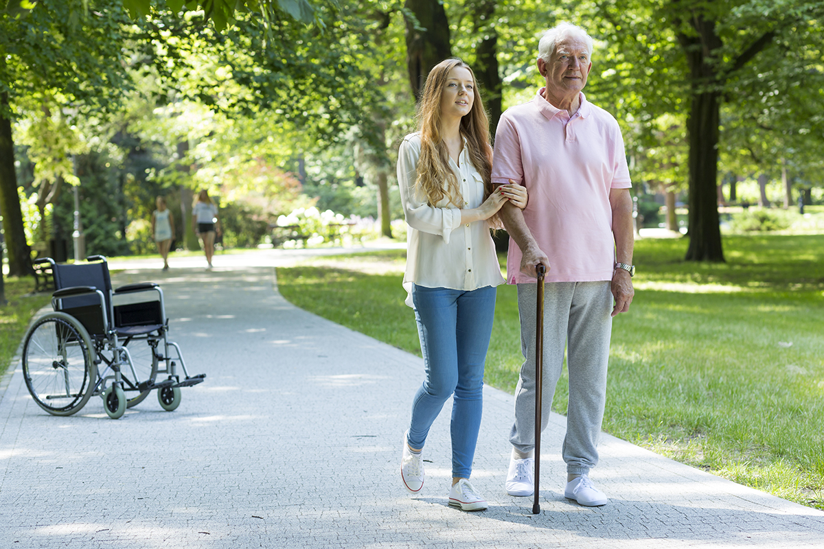 marcher avec une canne