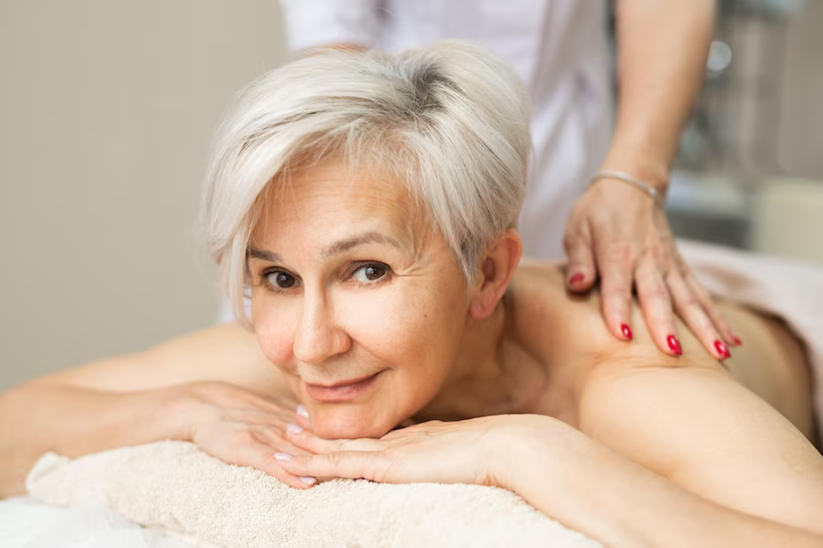 Les bienfaits des massages pour les personnes âgées : réduire la douleur