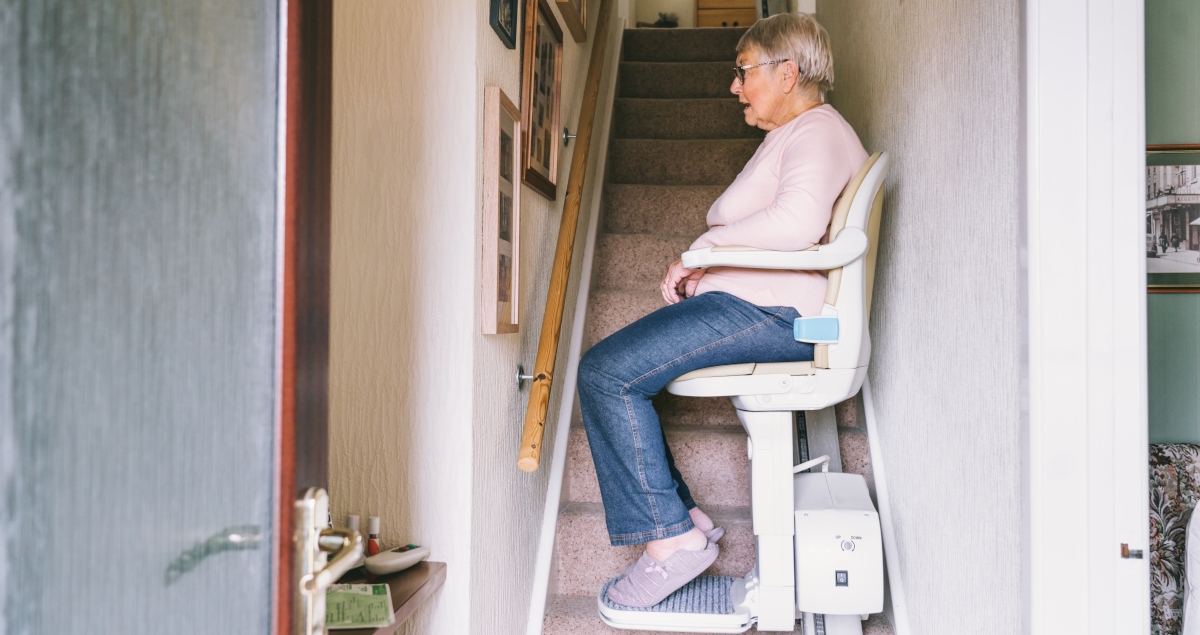 Choix d’un monte-escalier : caractéristiques de sécurité à considérer par rapport à l’handicap