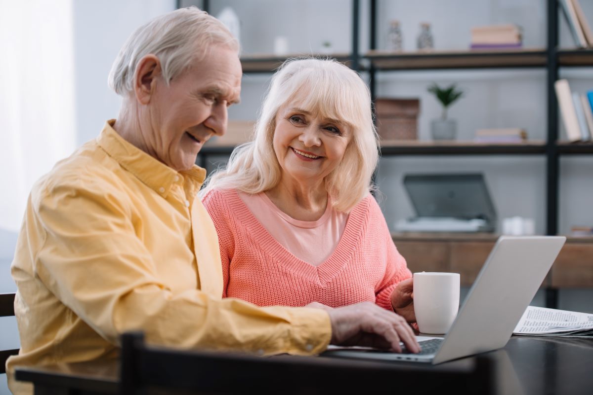 Tablette ou ordinateur portable pour senior : les avantages