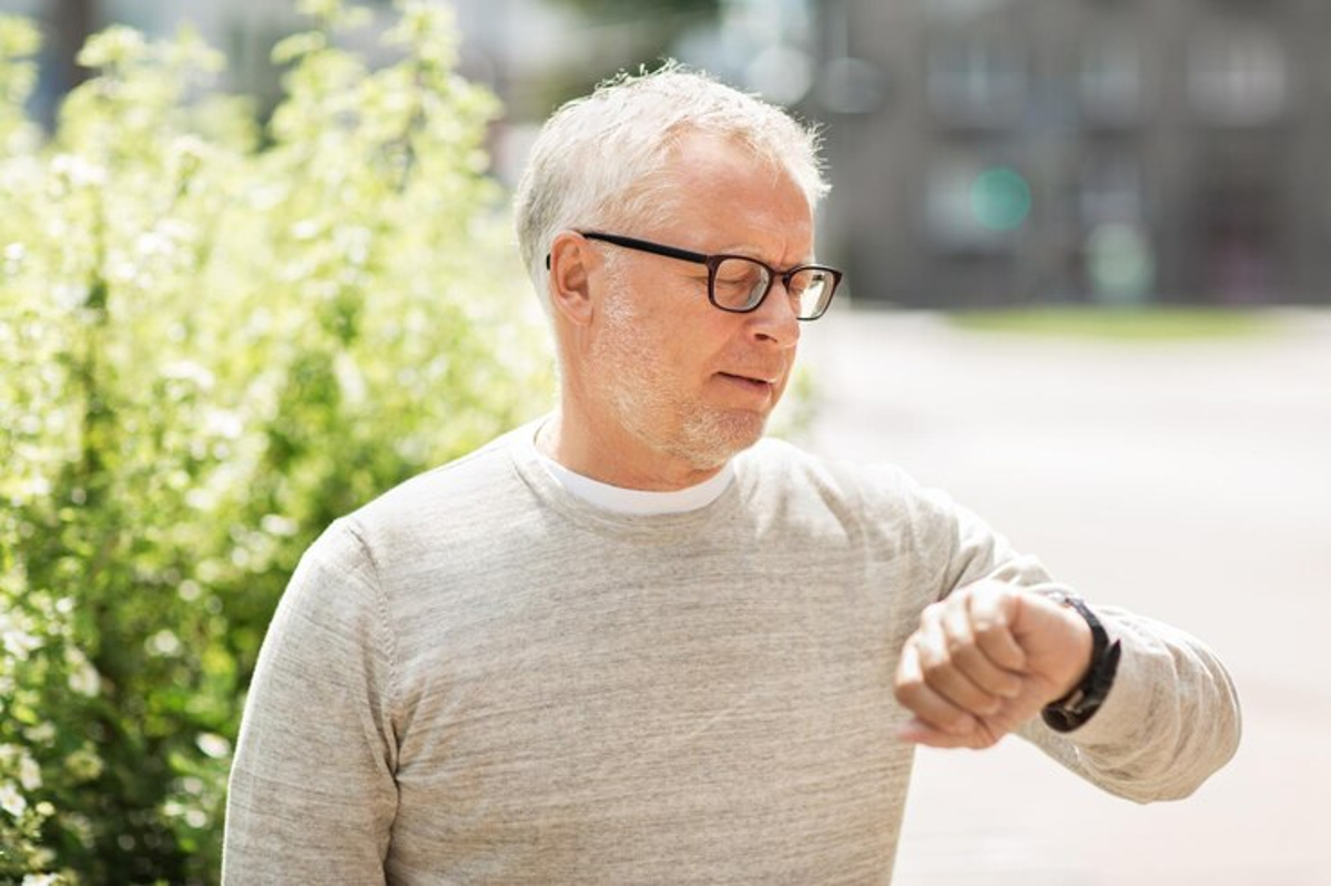 Les avantages de porter une montre pour personne âgée