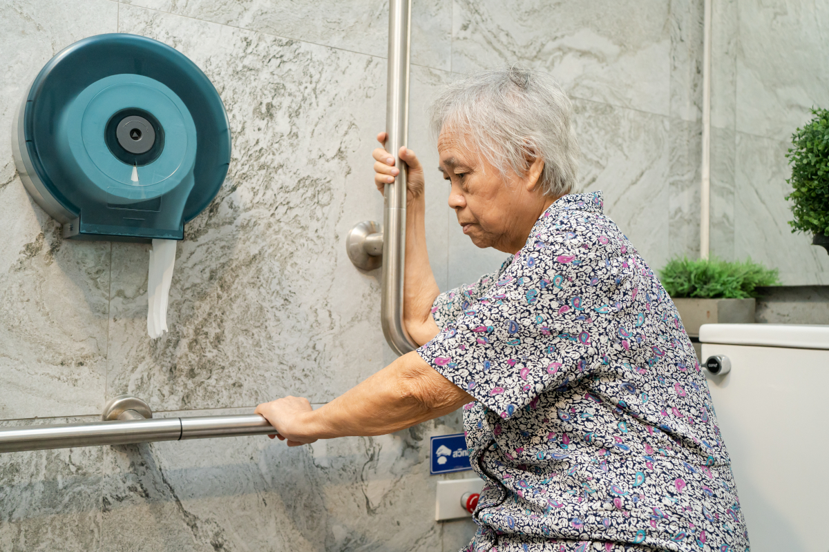 Le siège toilette confortable et pratique pour les seniors : comment bien le choisir