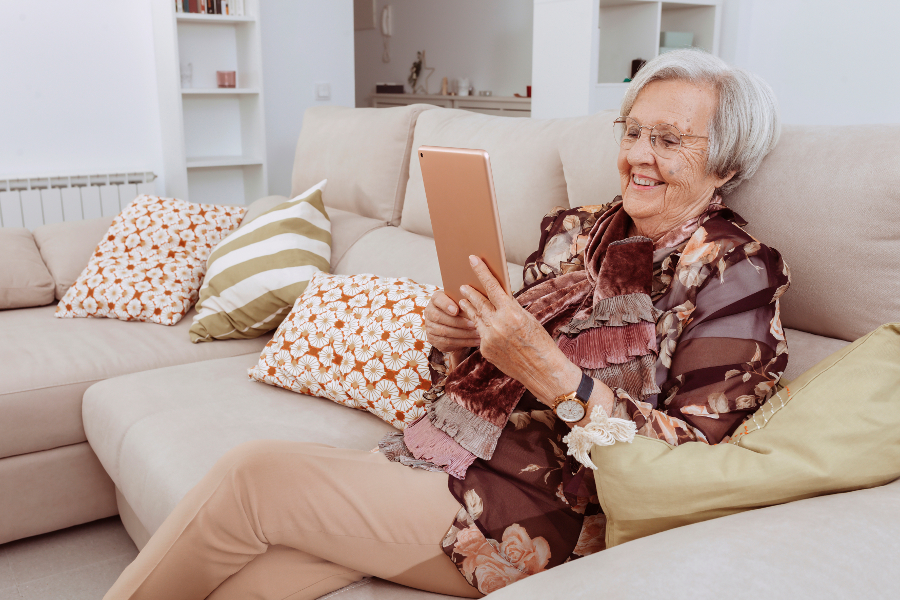 Faut-il une tablette ou un ordinateur portable pour senior ?