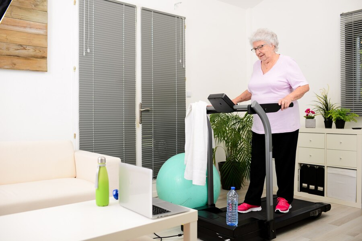 Comment rester en forme à tout âge avec le tapis de marche pour seniors