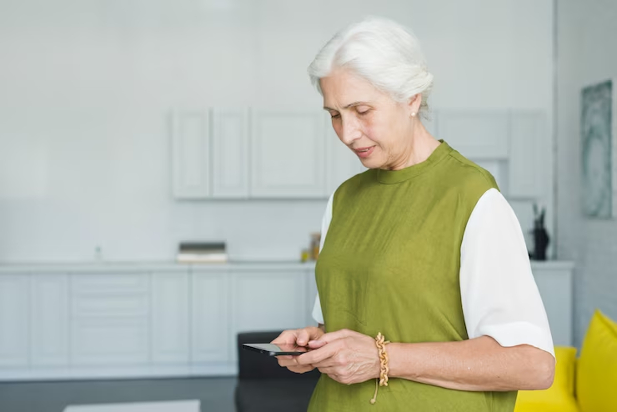 Téléassistance pour personnes âgées : comment ça marche ?