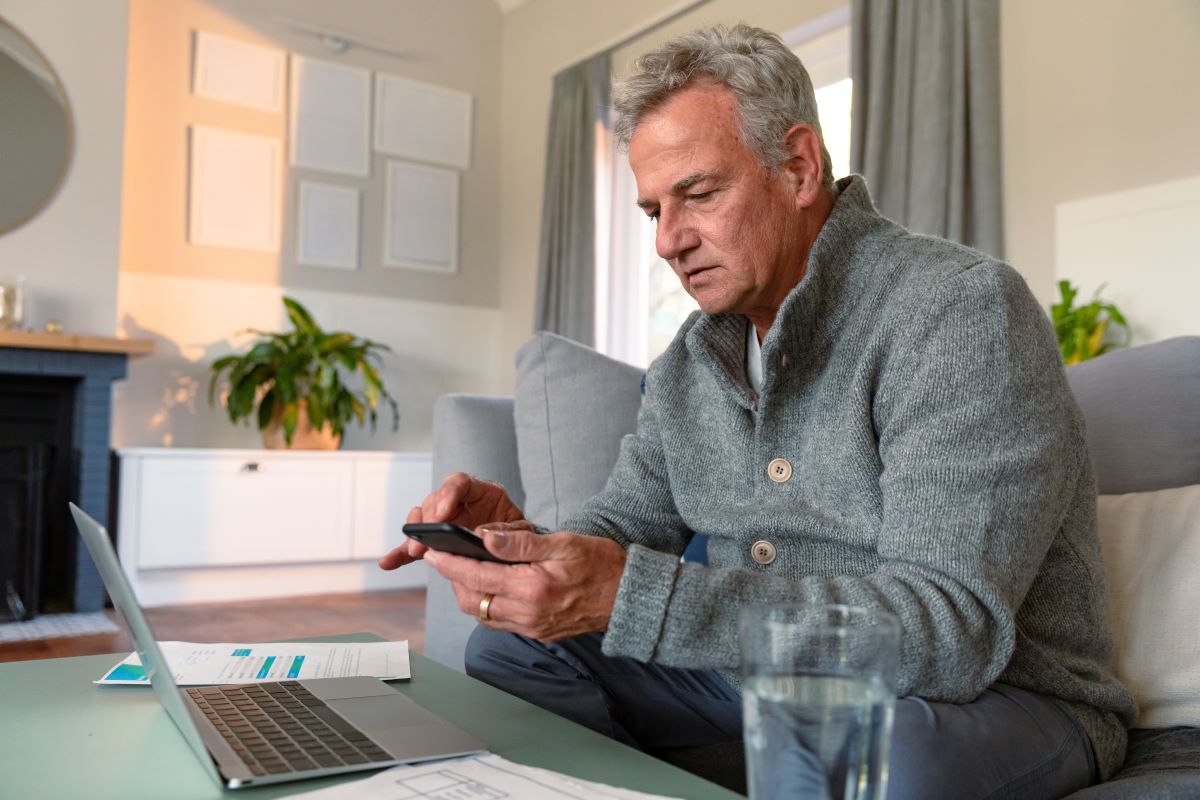 Le téléphone portable simplifié : l’outil idéal pour les seniors