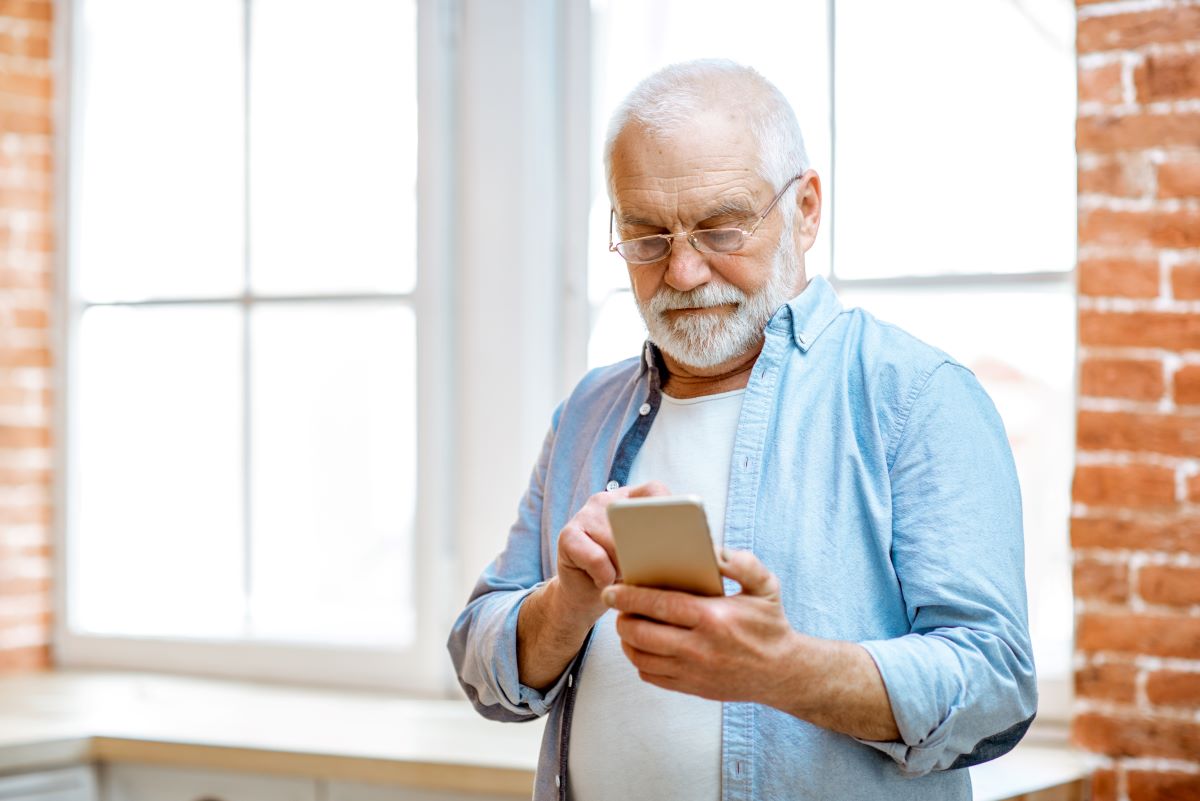Un téléphone portable avec alarme pour les personnes âgées
