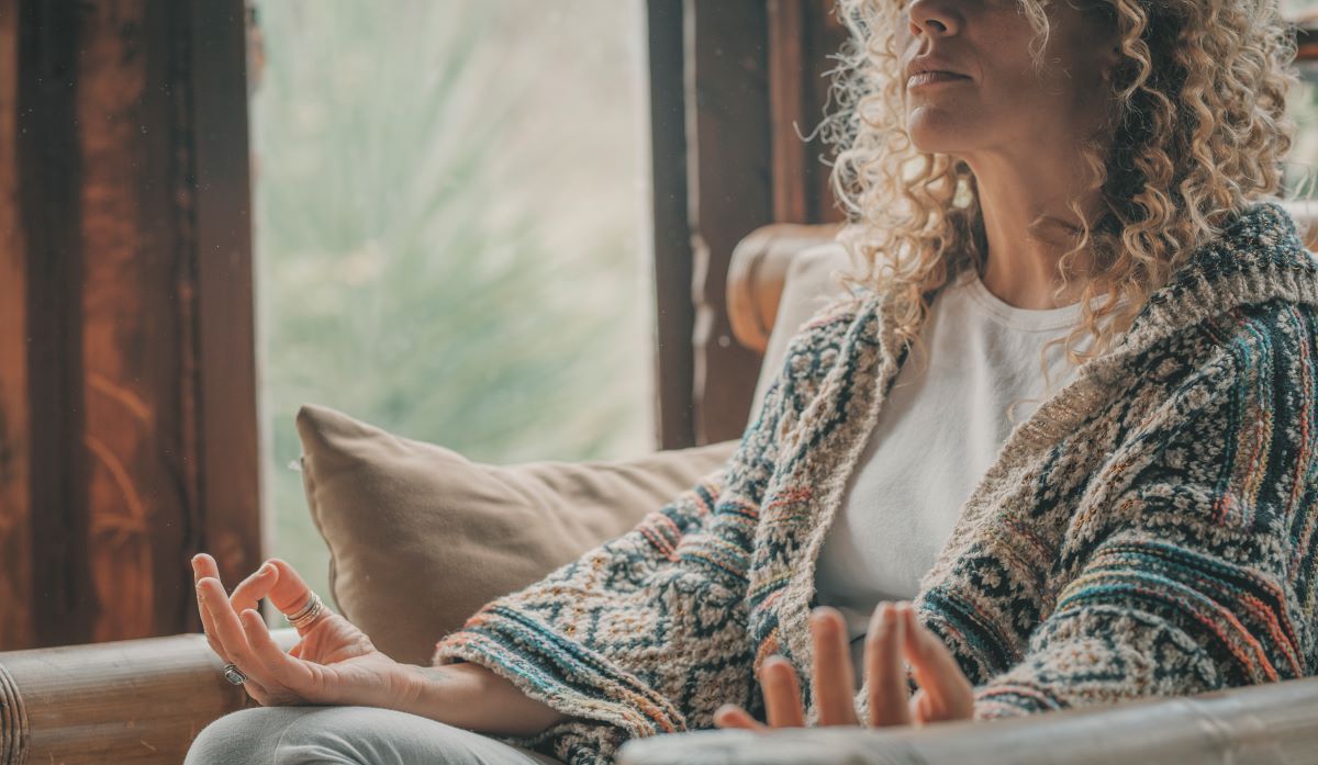 Yoga sur chaise pour seniors : une pratique douce et adaptée à tous les niveaux